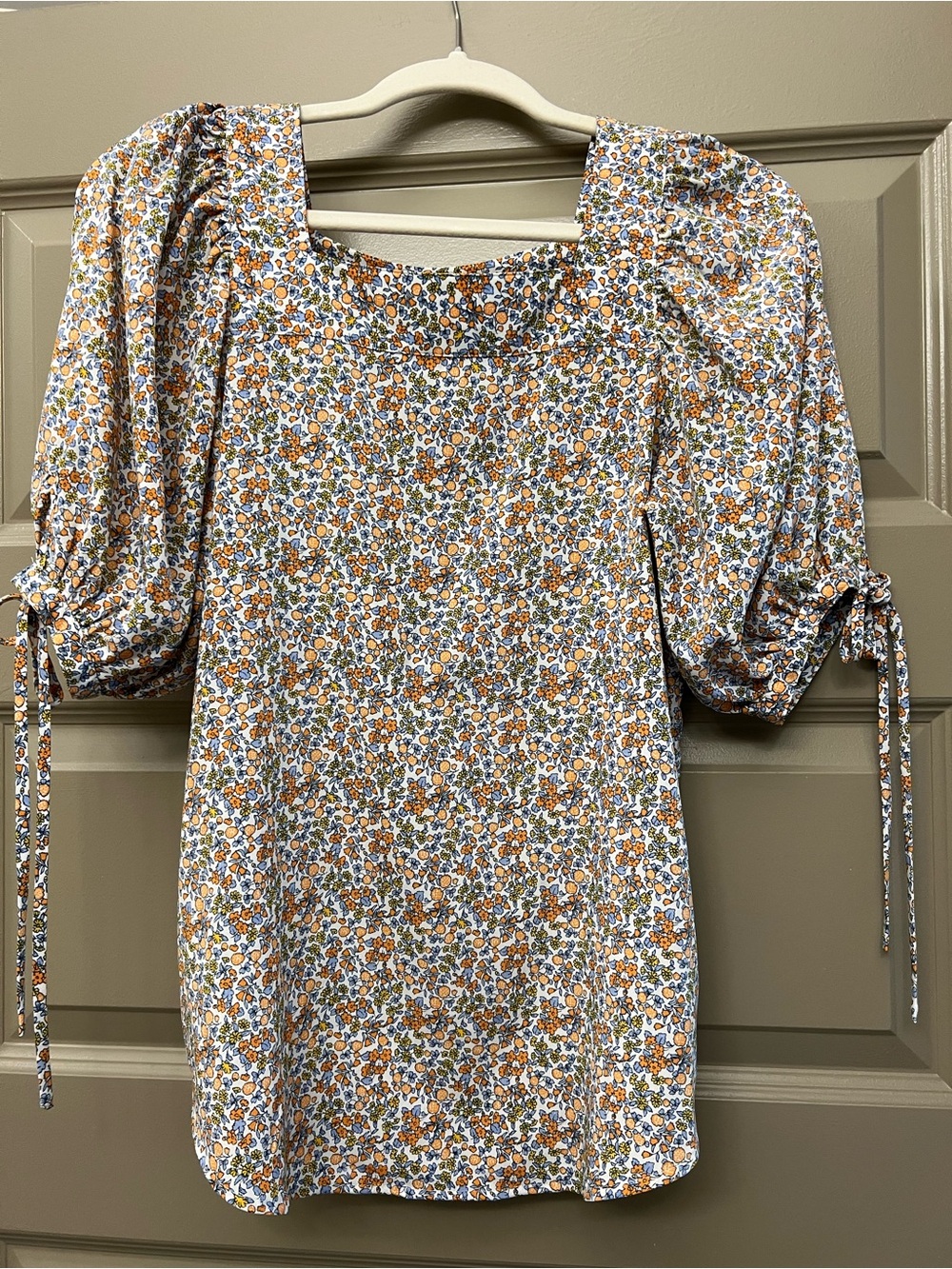 Ann Taylor Square Neck Puff Sleeve Tie Blouse. Size XS. Orange, blue, and white.